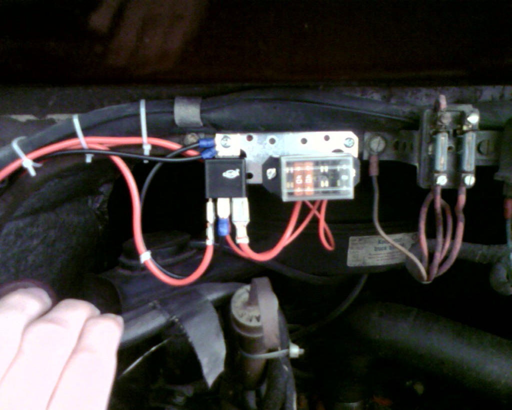 Trennrelais (inkl. Sicherungskasten) zwischen Starter- und Versorgebatterie im Motorraum